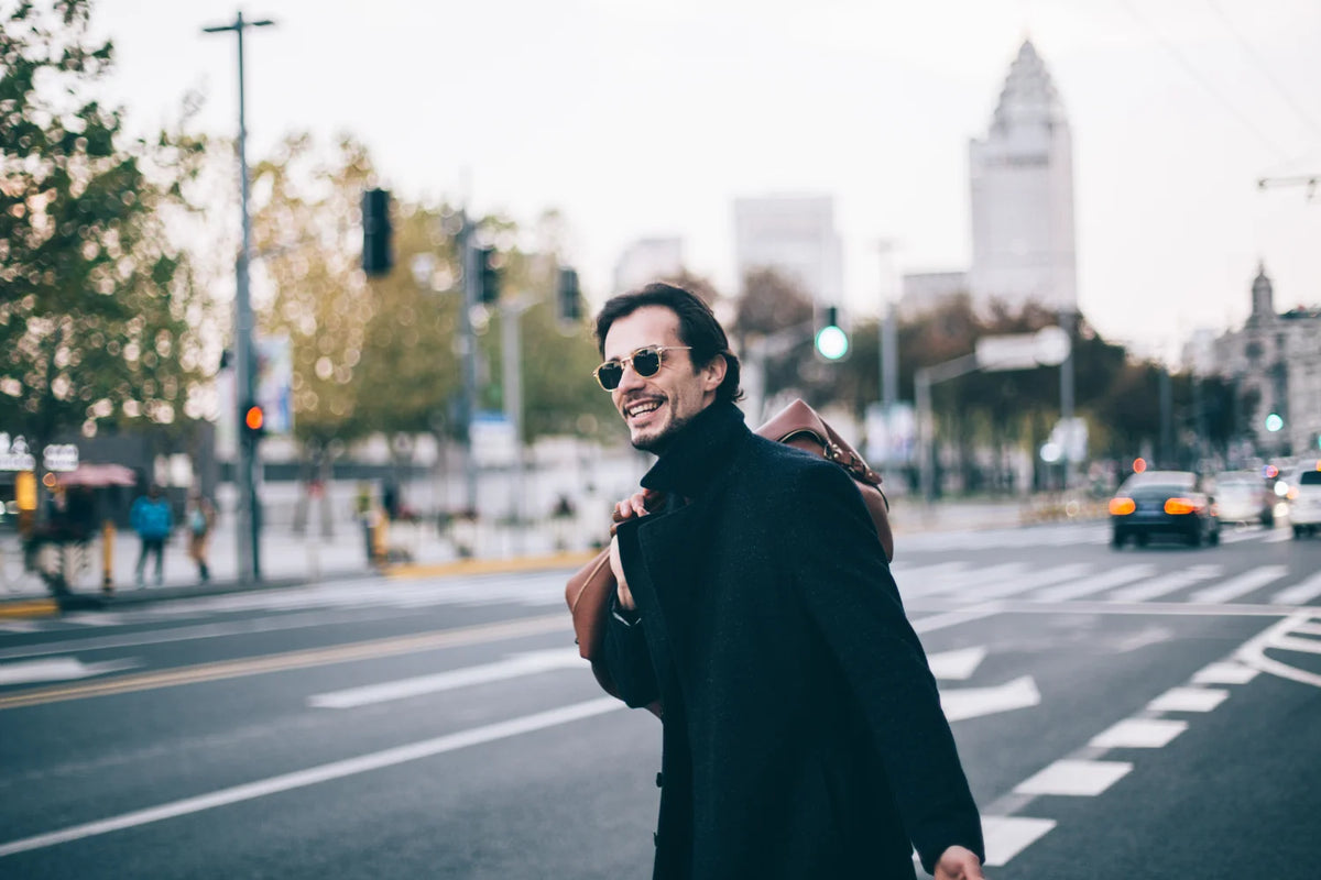 Homme portant une sacoche en cuir tendance